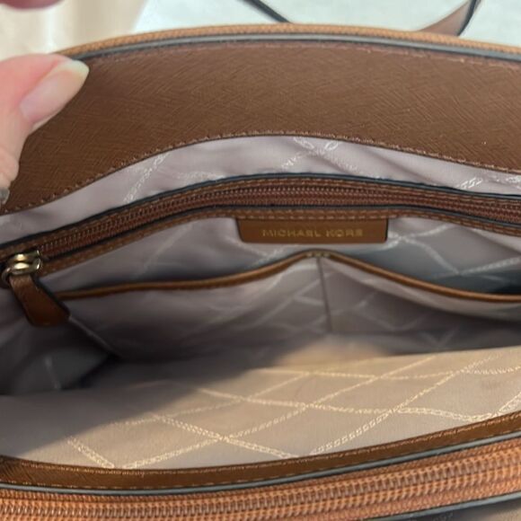 Michael Kors brown leather handbag lots of pockets roomy and adjustable handles - Picture 14 of 16